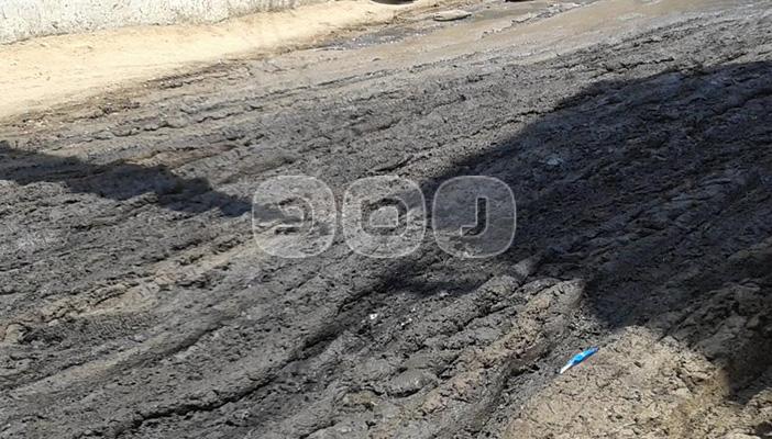 “قرية المنير” تعوم على الصرف الصحي.. والمسؤولون للأهالي: بطلوا تستحموا