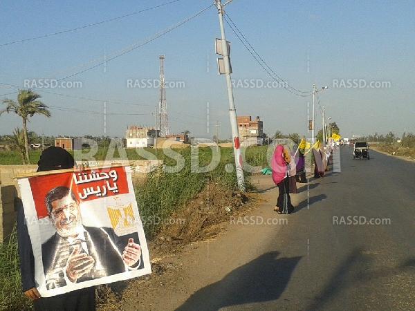 سلسلة بشرية لـ”شباب ضد الانقلاب” في “دمياط”
