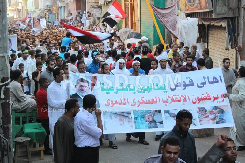 مئات الآلاف يؤدون صلاة العيد ويخرجون في مسيرات حاشدة بقنا