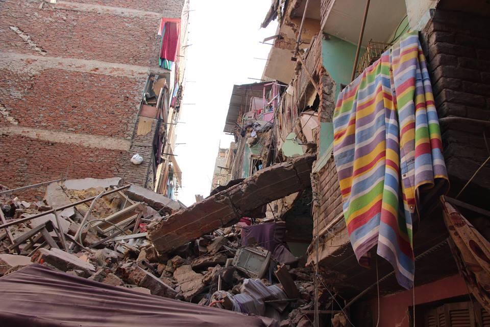 بالصور.. أهالي العقارات المنهارة في إمبابة: إحنا في الشارع من 4 أيام