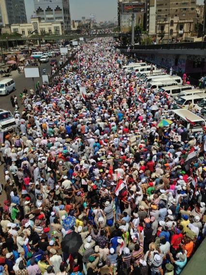 مسيرة حاشدة تنطلق من أمام مسجد الفتح رفضاً للانقلاب