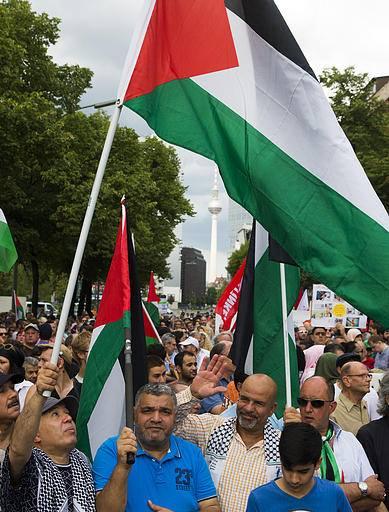 صور | تظاهرة في العاصمة الألمانية “برلين” تضامناً مع “غزة”