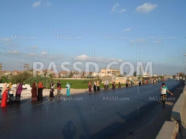 سلسلة بشرية في”كفر الدوار”بـ”البحيرة” منددة بالوضع الاقتصادي