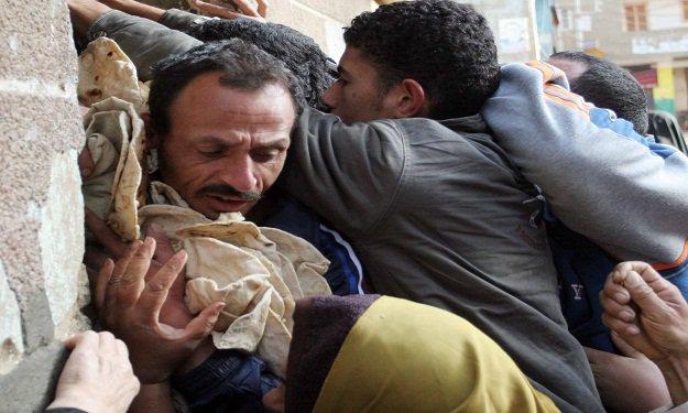 اقتصاديون: أزمة الخبز وعودة الطوابير مؤشر رعب