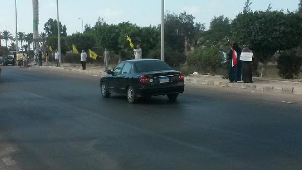 سلسلة بشرية رافضة للانقلاب ببرج العرب