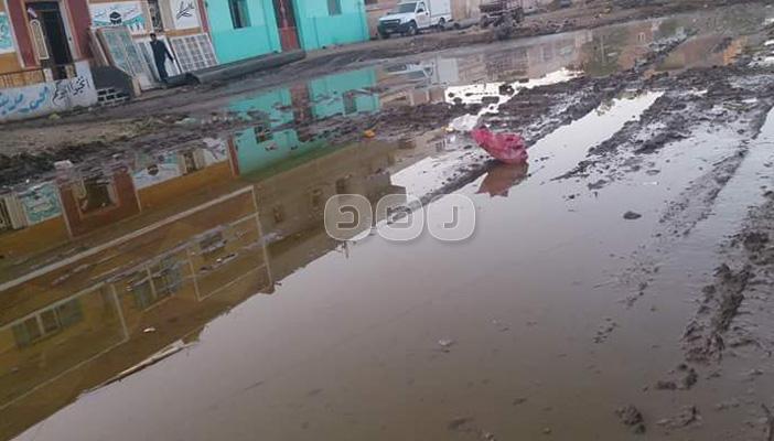 غرق قرية بالقليوبية بمياه الصرف الصحي.. والأهالي: البيوت هتقع علينا