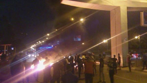 رافضو الانقلاب يقطعون طريق الكورنيش بالمعادي