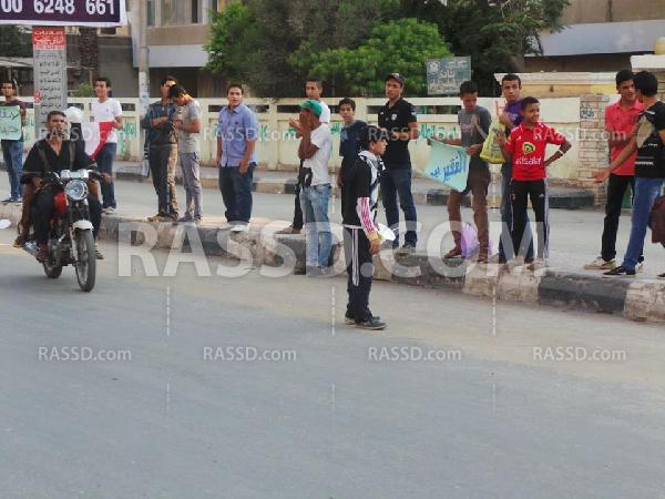 سلاسل بشرية لـ”شباب ضد الانقلاب” بالفيوم