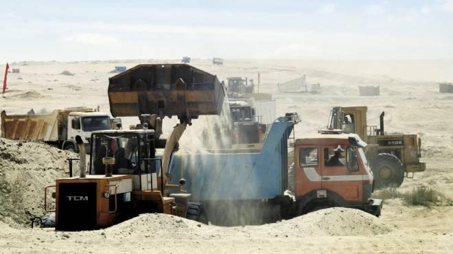 بالفيديو.. والدة متوفي بحفر تفريعة السويس: الجيش عوضنا بعلبتين حلاوة