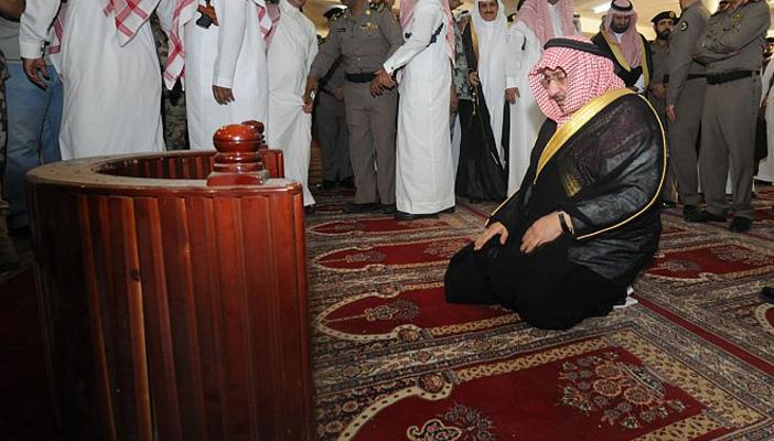 بالفيديو.. ولي العهد السعودي يصلي في “الطوارئ” ويتوعد الفئة الباغية