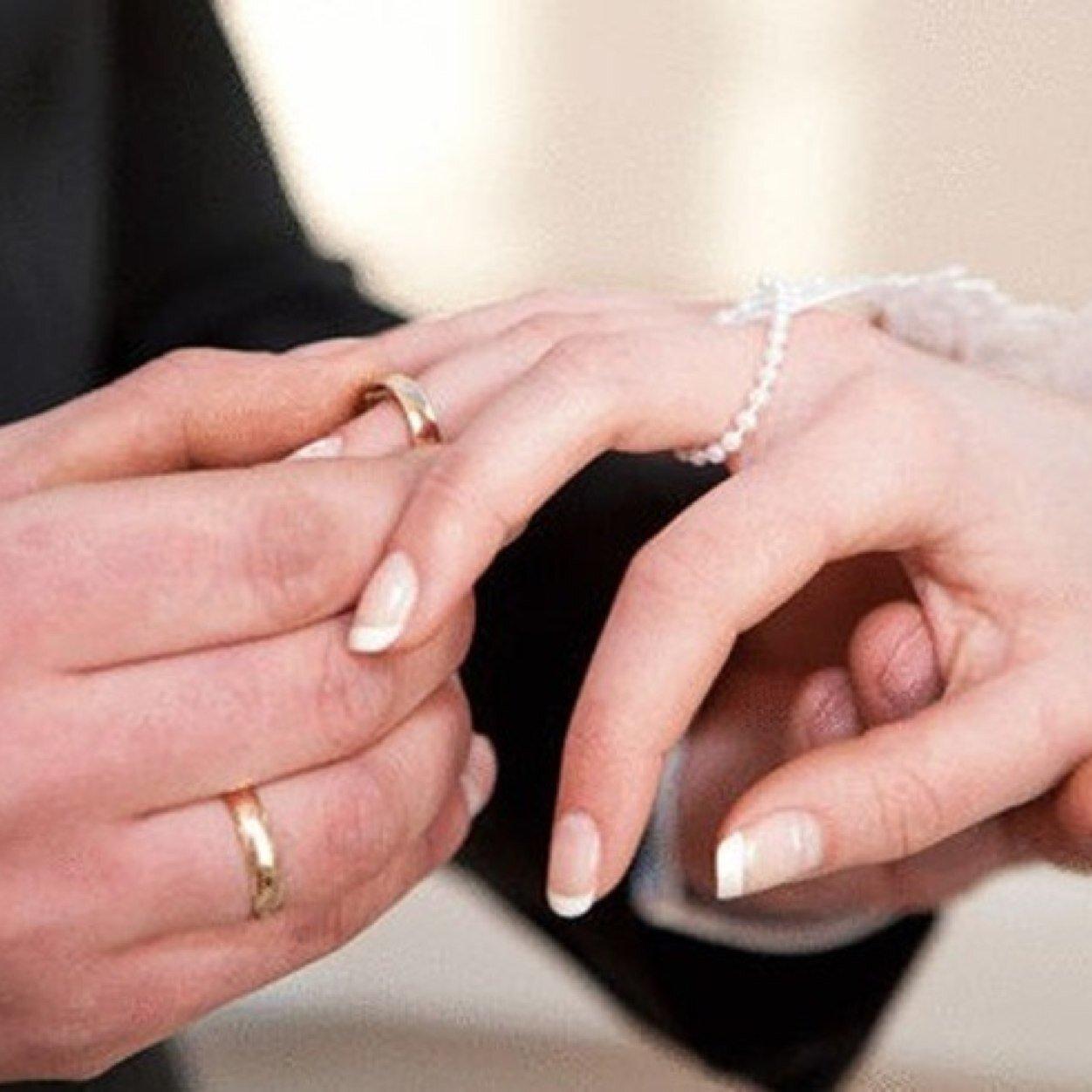 “خاطبة” سعودية تخطب عروسًا لزوجها دون أن تعلم