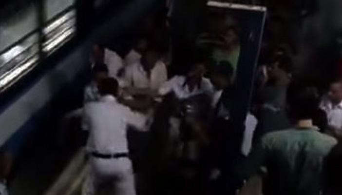 بالفيديو.. أمين شرطة يسحل شابا ويعتدي عليه بالضرب والسب داخل محطة مترو