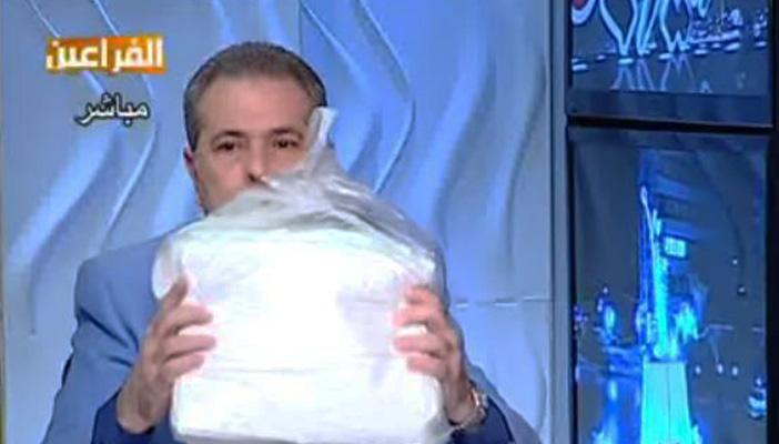 بالفيديو.. “عكاشة “حاملاً كفنه على الهواء: “مش عاجبهم يصفوني”