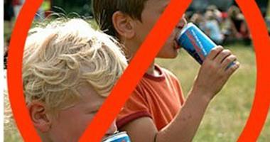 خبراء يحذرون : المشروبات الغازية والحمضية تتلف أسنان الأطفال