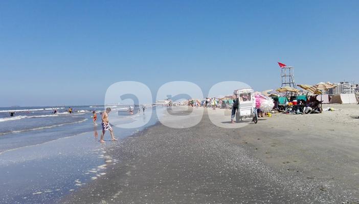 مواطنو بورسعيد يهربون من الحر للشاطئ.. واستياء من ارتفاع أسعار المظلات