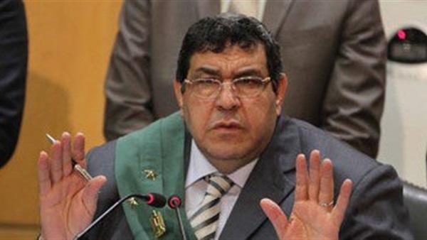 نجل “قاضي الإعدامات” يكشف حقيقة احتجاز والده بالرعاية المركزة