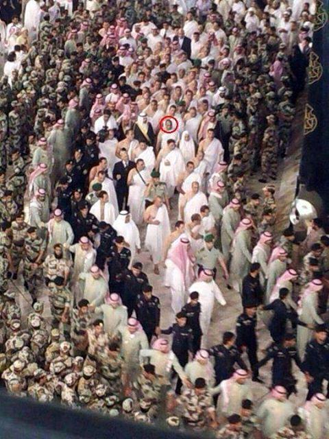 نشطاء للسيسي: حكمت فظلمت فخفت فزُرت بيتَ اللهِ محاصرًا