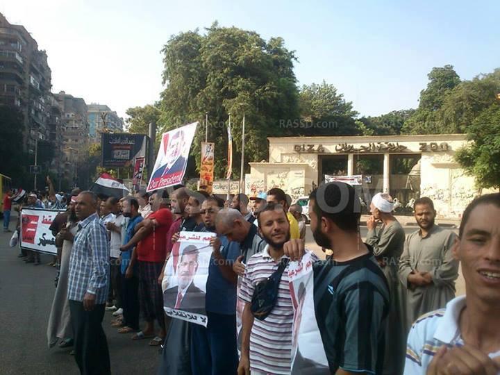 سلسلة بشرية لمعتصمي النهضة ضد الانقلاب