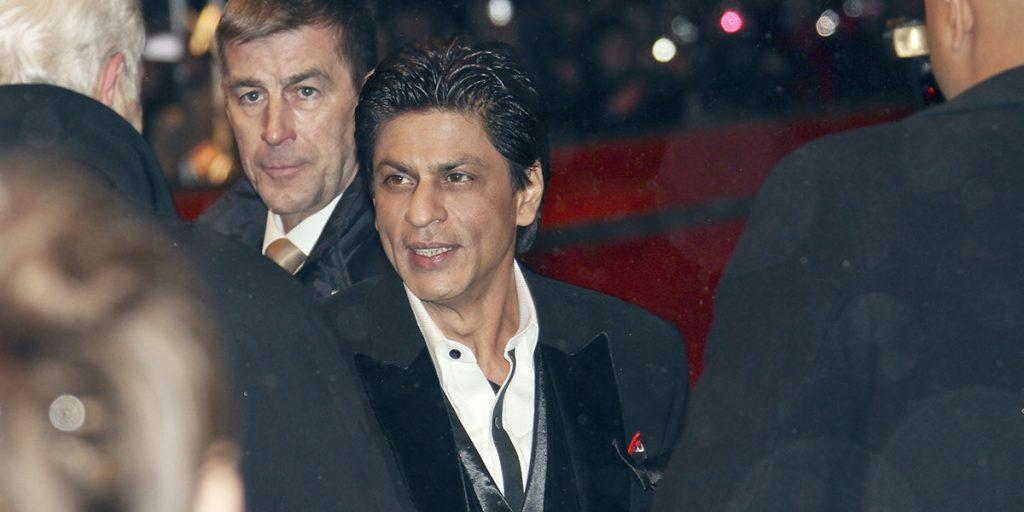 السلطات الأميركية تحتجز نجم السينما الهندية والسفير يعتذر