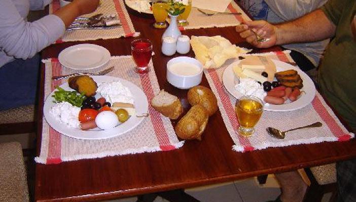 سائح بريطاني يصاب بالتسمم نتيجة وجبة ملوثة بأحد فنادق شرم الشيخ