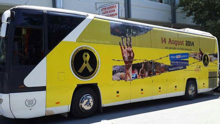 باص الحرية يبدأ التجول بأسطنبول في ذكرى مذبحة رابعة