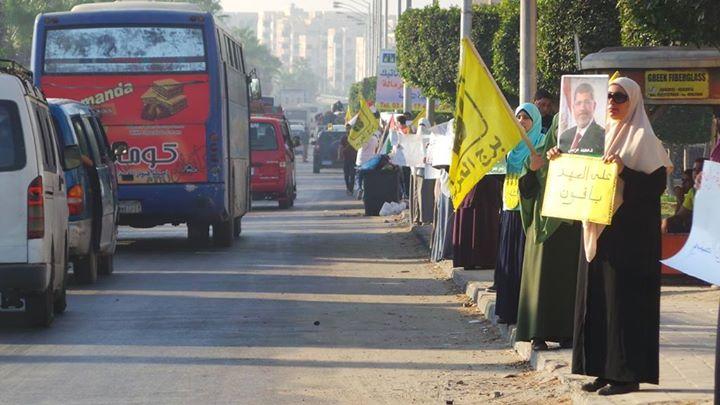 سلاسل بشرية بكفر صقر إحياءً لذكرى المذبحة