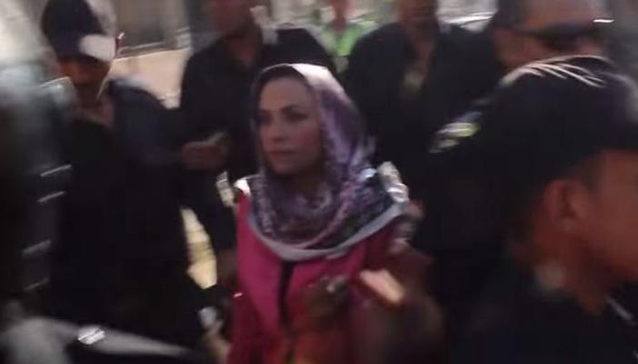 بالفيديو..أنصار توفيق عكاشة يعتدون على طليقته