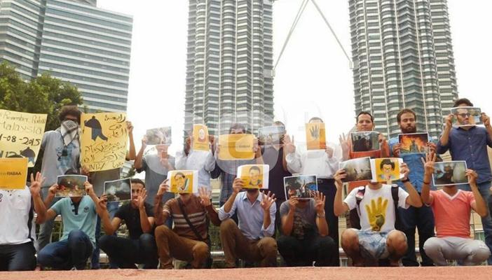 بالصور..طلاب جامعة ماليزية يحيون ذكرى مذبحة رابعة