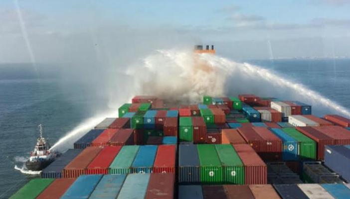 إخماد حريق سفينة بورتوفيق