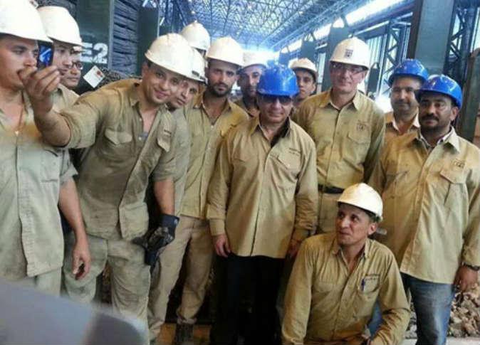 عز فى زيارة لمصنعه.. ونشطاء: راجعين للسرقة تاني