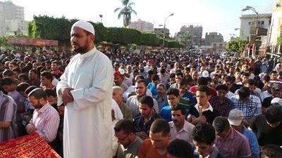 المئات يشيعون جثمان شهيدين ببني سويف