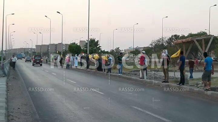 سلسلة بشرية على طريق “السويس – القاهرة”