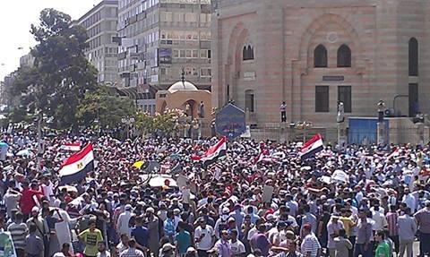 يحدث الآن: الآلاف يحتشدون أمام مسجد االحصري