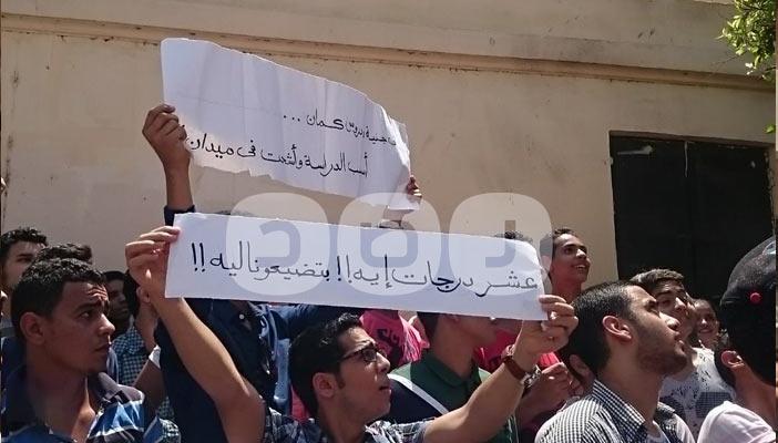 بالصور.. وقفة لطلاب الثانوية  أمام “التعليم” احتجاجا على سياسة الوزارة