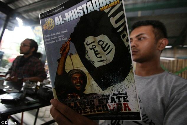 صور | توزيع مجلة “داعش” بمساجد “إندونيسيا”