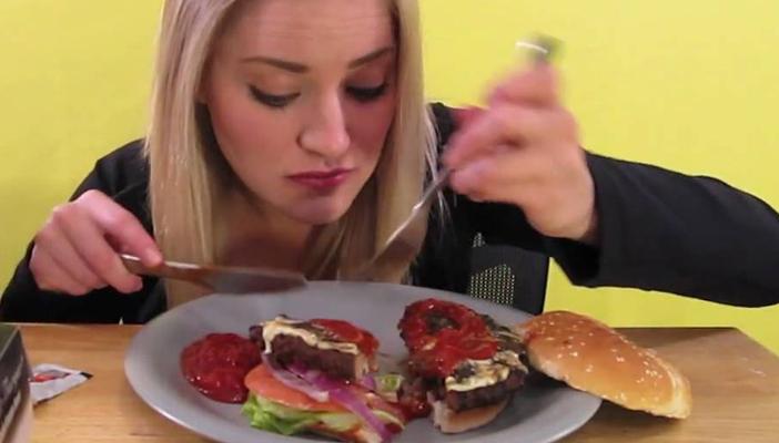 دراسة حديثة تثبت: الطريق إلى قلب المرأة يمر عبر معدتها