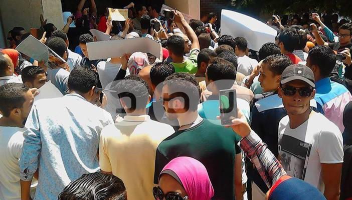 بالصور.. احتجاج طلاب “حقوق” الإسكندرية بعد إعلان نسبة النجاح 25%