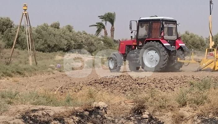 فلاحو الفيوم يستخدمون جرارات “الليزر” لترشيد استهلاك المياه