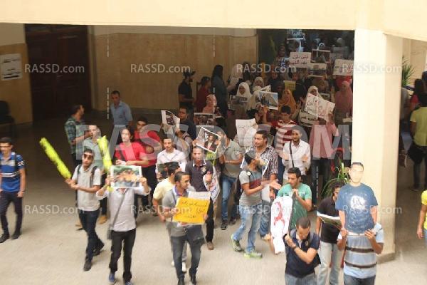 صور | طلاب جامعة “مصر للعلوم والتكنولوجيا” يطالبون بالقصاص