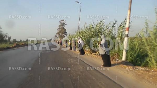 سلسلة بشرية بمسقط رأس “مرسي” في الشرقية