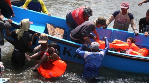 فقدان 15 شخصًا وإنقاذ 10 آخرين في غرق عبارة بإندونيسيا