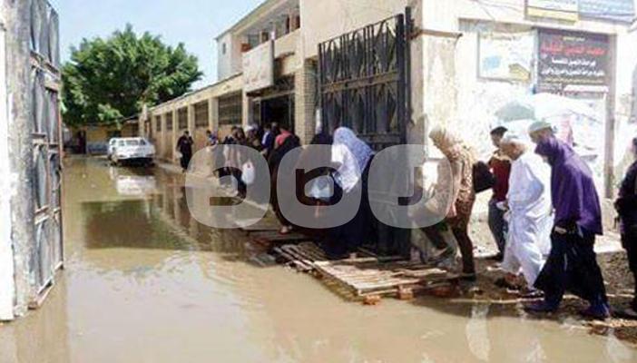 إزالة مياه الصرف الصحي من أمام مستشفى العبور بكفر الشيخ