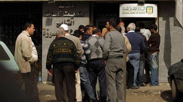 زيادة عمليات السحب بالبنوك..وفروع تضع حد أقصي