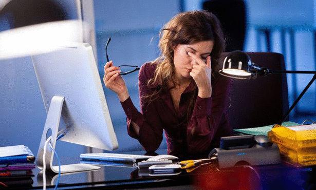 الجلوس الطويل أمام الحاسب الآلي يسبب “جفاف العين”