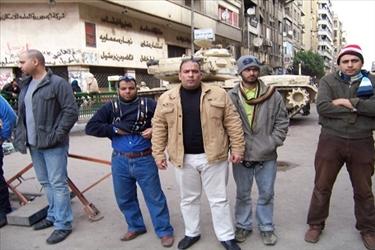 الجيش والشرطة يبدأن تفريق اللجان الشعبية بعد قرار الداخلية بمنعها