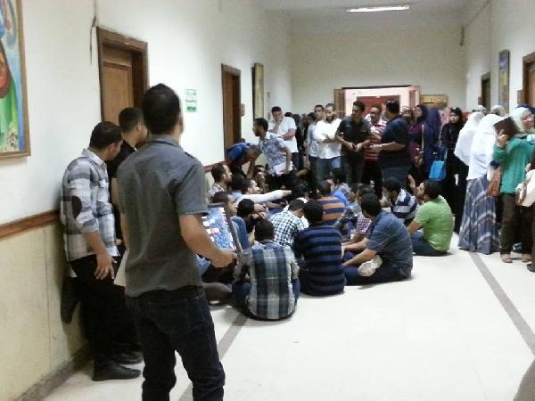 اعتصام  طب المنصورة اعتراضًا على عدم تأجيل الامتحانات