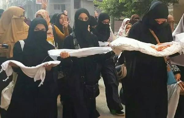 مسيرة بالأكفان لحركة”حورية المنصورة” تنديدًا بمجازر الانقلاب