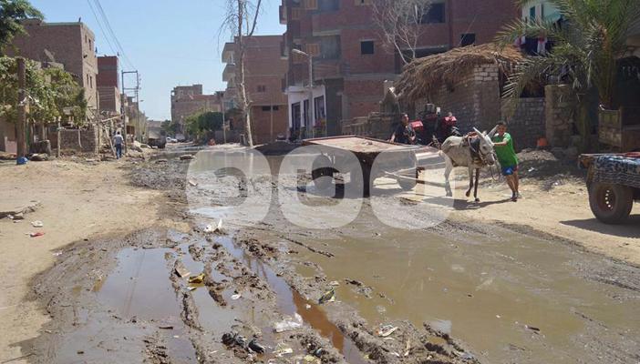 غرق قرية بمياه الصرف الصحي بالفيوم وسط استياء الأهلي