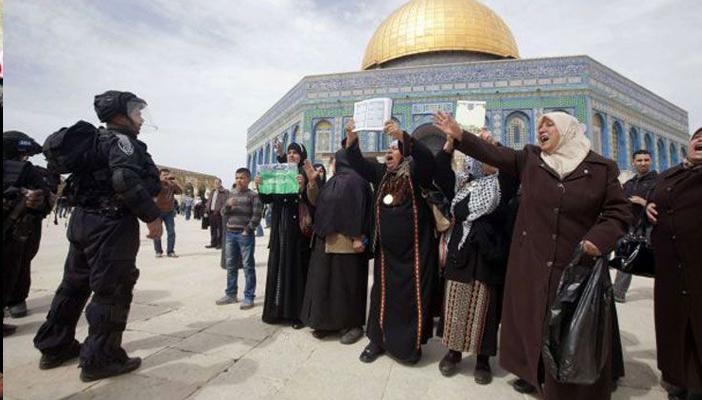 قوات الاحتلال تعتقل 3 فلسطينيات على بوابات الأقصى