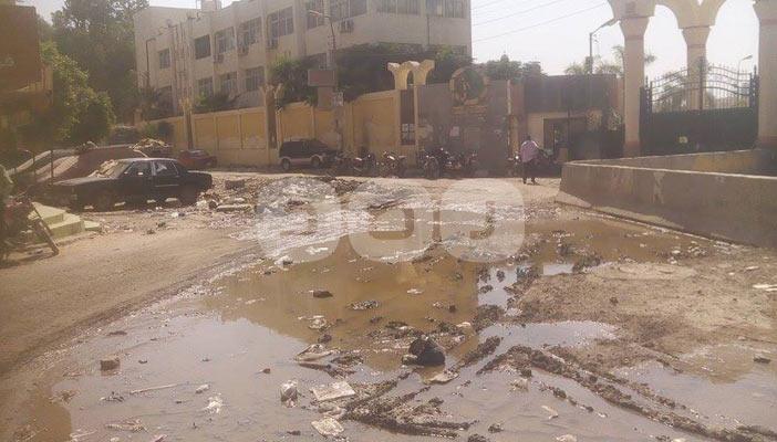 أهالي الفيوم يشكون من انسداد طريق رئيسي بمياه الصرف